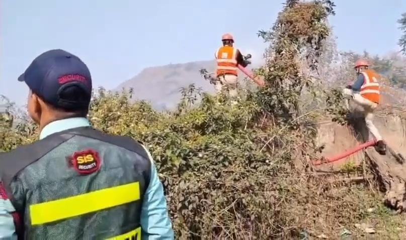 धनबादः मालकेरा चार नंबर बस्ती के समीप झाड़ियों में लगी आग, दमकल टीम ने बुझाई