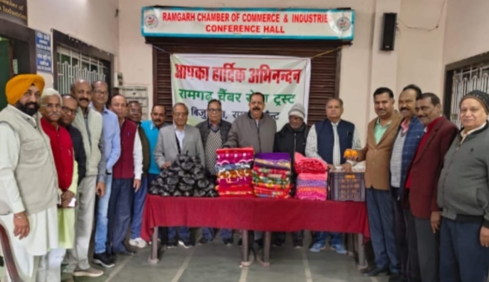रामगढ़ः चैंबर सेवा ट्रस्ट ने लेप्रोसी कॉलोनी के लोगो को बांटे गर्म कपड़े व दही-चूड़ा