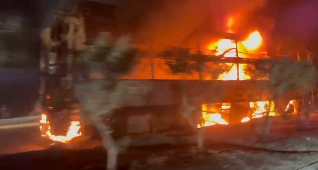 रामगढ़ः चुट्टूपालू घाटी में बस से कुचलकर किशोरी की मौत, भीड़ ने बस में लगाई आग