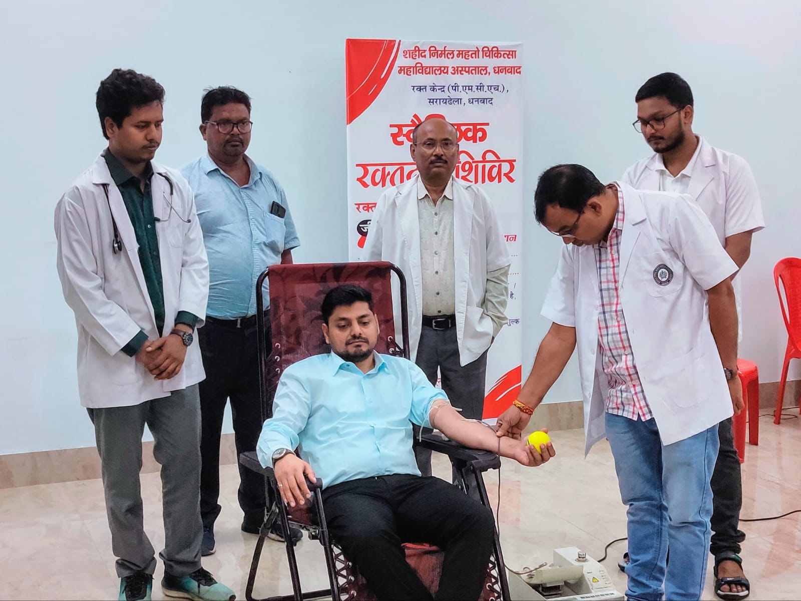 धनबादः विश्व रक्तदाता दिवस पर डीसी व एडीएम ने किया रक्तदान