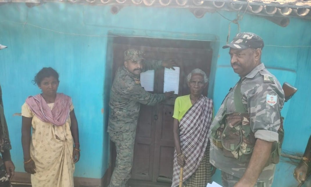 चाईबासाः फरार नक्सली के घर पर पुलिस ने चिपकाया इश्तेहार