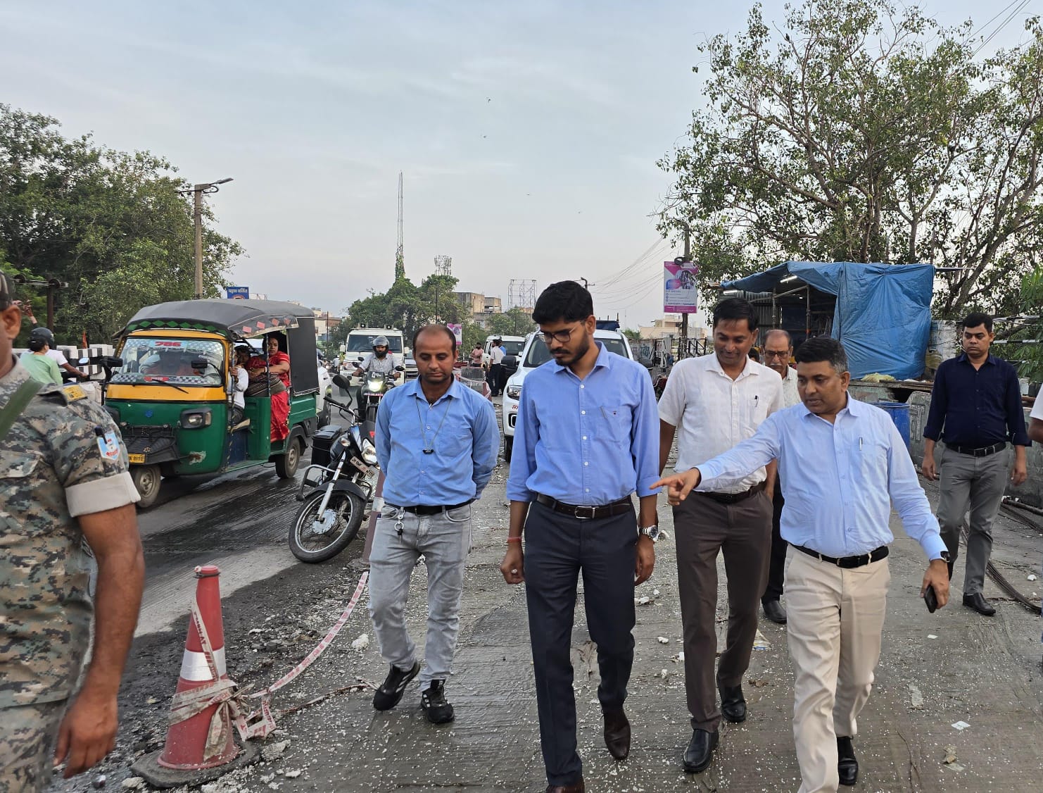 धनबादः एडीएम व एसडीओ ने किया बैंक मोड़ फ्लाईओवर का निरीक्षण