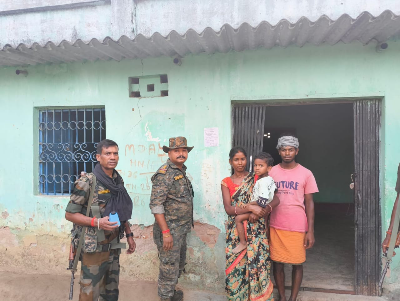 लातेहारः पुलिस ने फरार कुख्यात अपराधियों के घरों पर चिपकाया इश्तेाहार