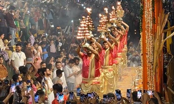 धनबादः सावन की पहली सोमवारी पर राजेंद्र सरोवर में गंगा आरती का नजारा