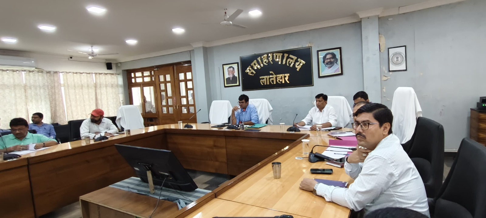 लातेहारः राजस्व  वसूली में तेजी लाएं, लक्ष्य पूरा करें- डीसी