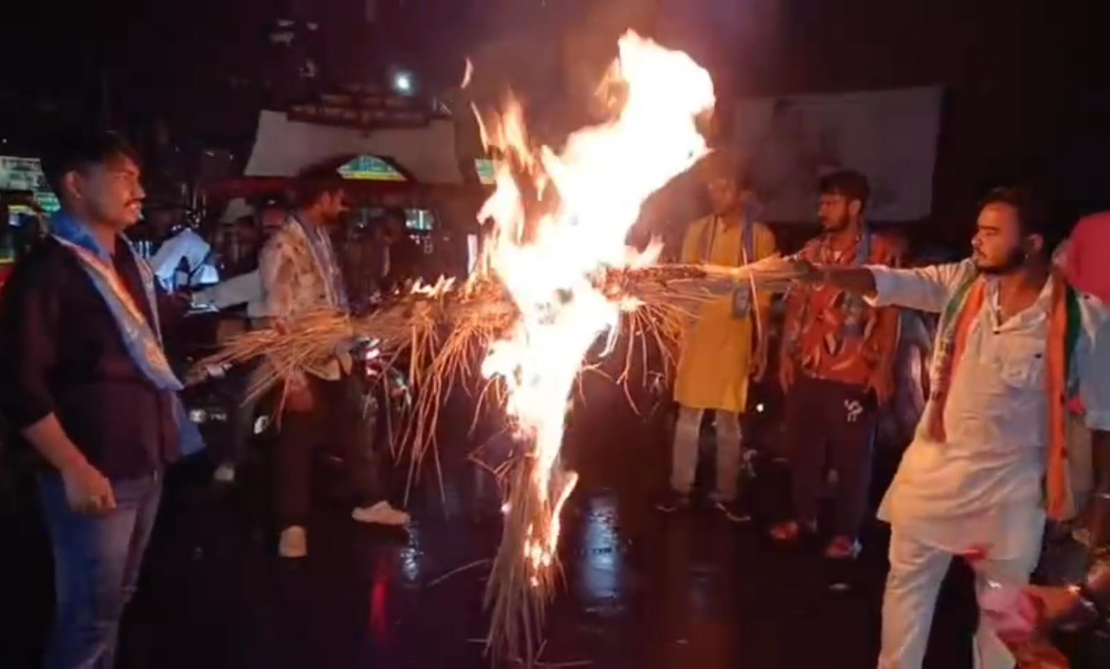 धनबादः ओडिशा की छात्रा के आत्मदाह के विरोध में NSUI ने फूंका केंद्र सरकार का पुतला