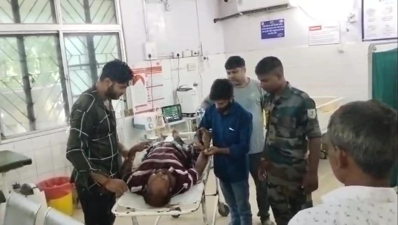 देवघरः बदमाशों ने फेरीवाले को चाकू मार रुपए लूटे, हालत गंभीर
