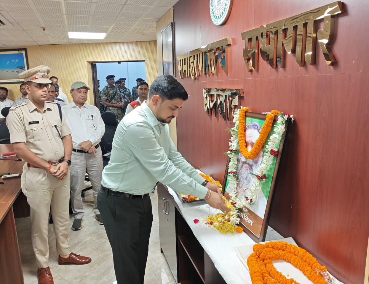 धनबादः समाहरणालय में दिशोम गुरु को दी गई श्रद्धांजलि