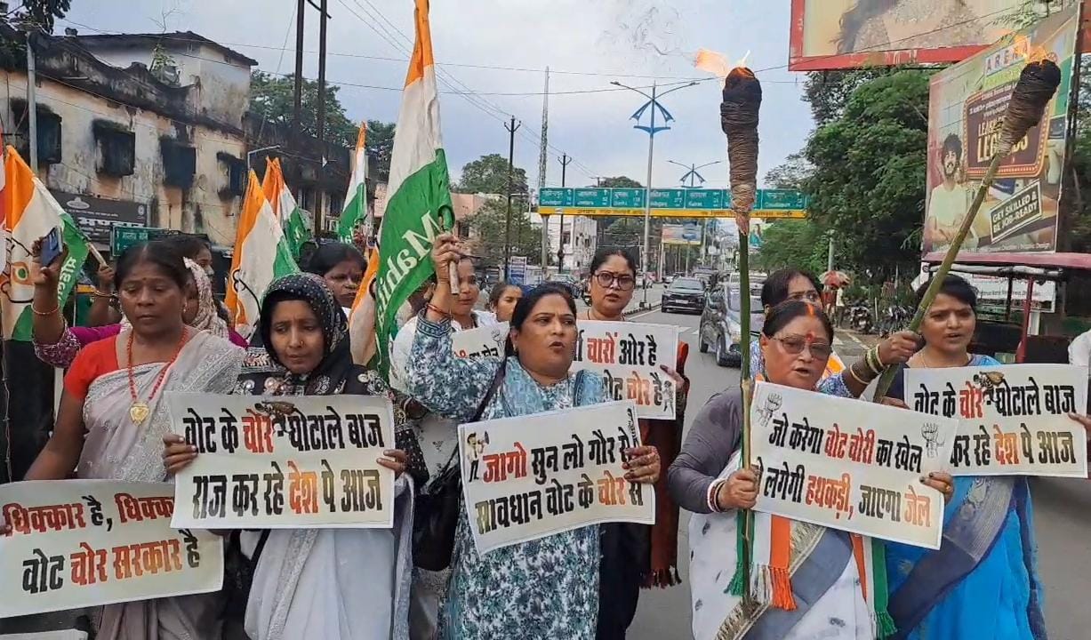 धनबादः वोट चोरी के खिलाफ महिला कांग्रेस का मशाल जुलूस, केंद्र व आयोग के खिलाफ नारेबाजी