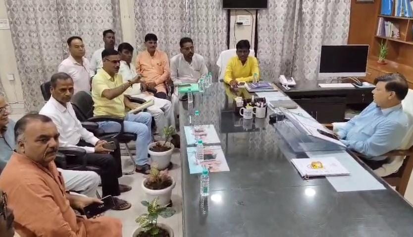 धनबादः कतरास में जलजमाव व बिजली-पानी की समस्या को लेकर नगर आयुक्त से मिले विधायक