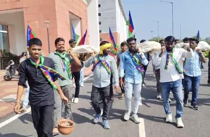 धनबादः बीबीएमकेयू में आजसू छात्र संघ का प्रदर्शन, अधिकारियों की निकाली शवयात्रा