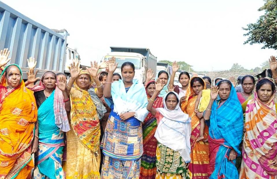 दुमकाः उड़ती धूल से परेशान महिलाओं ने हाइवा का परिचालन रोका