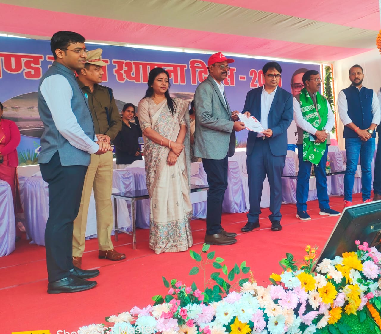 रामगढ़ः शिविर में मनरेगा कर्मियों ने किया रक्तदान, डीसी ने किया सम्मानित