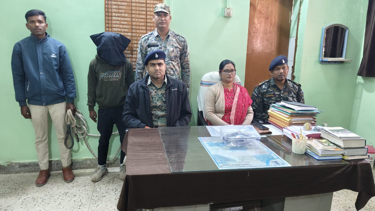 पलामूः चैनपुर में देसी कट्टा के साथ युवक गिरफ्तार