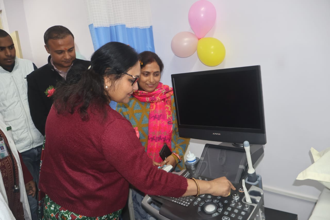 सिमडेगाः डीसी ने सदर अस्पताल में अल्ट्रासाउंड मशीन का किया उद्घाटन