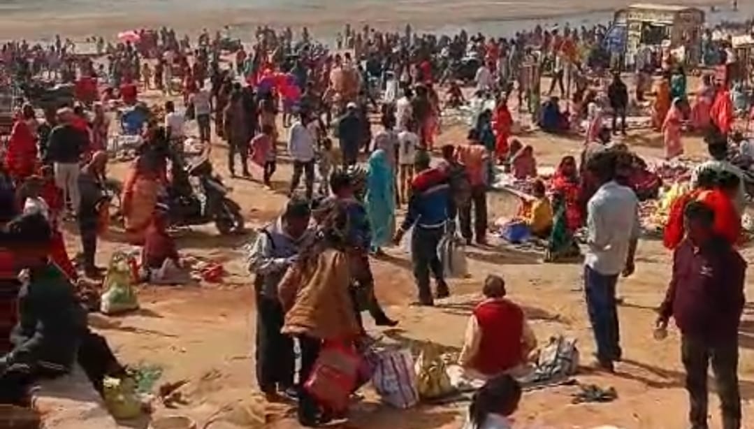 गिरिडीहः बराकर नदी तट पर मकर संक्रांति मेले में उमड़ी भीड़