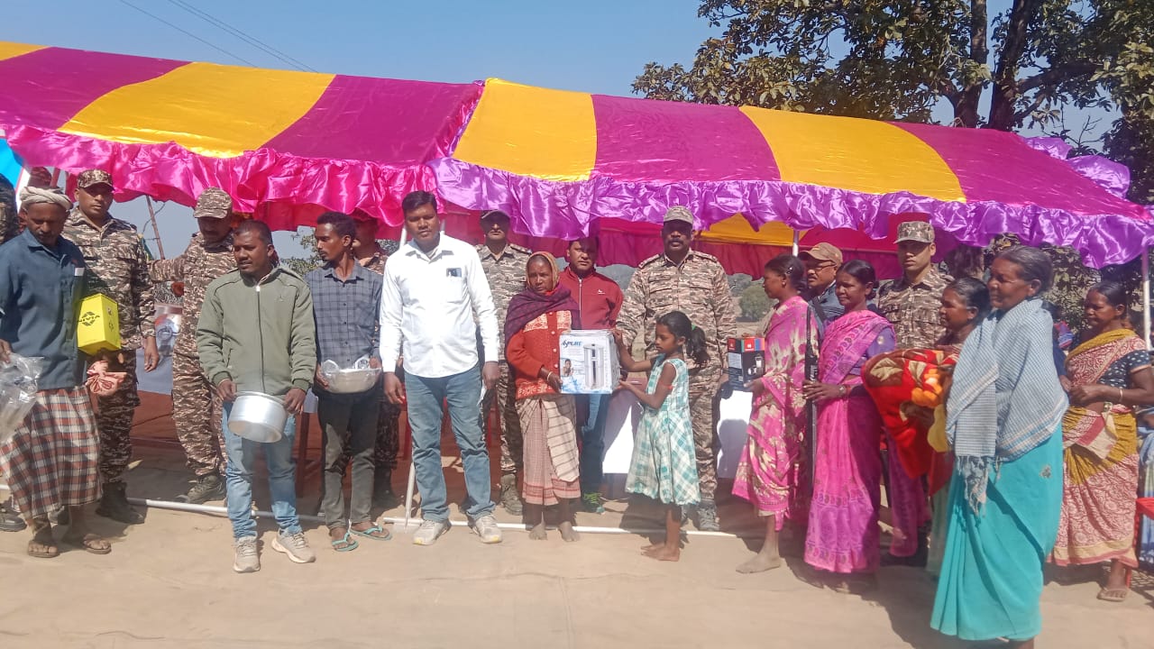 गोइलकेराः सेना दिवस पर सीआरपीएफ ने ग्रामीणों के बीच बांटी जरूरत की सामग्री