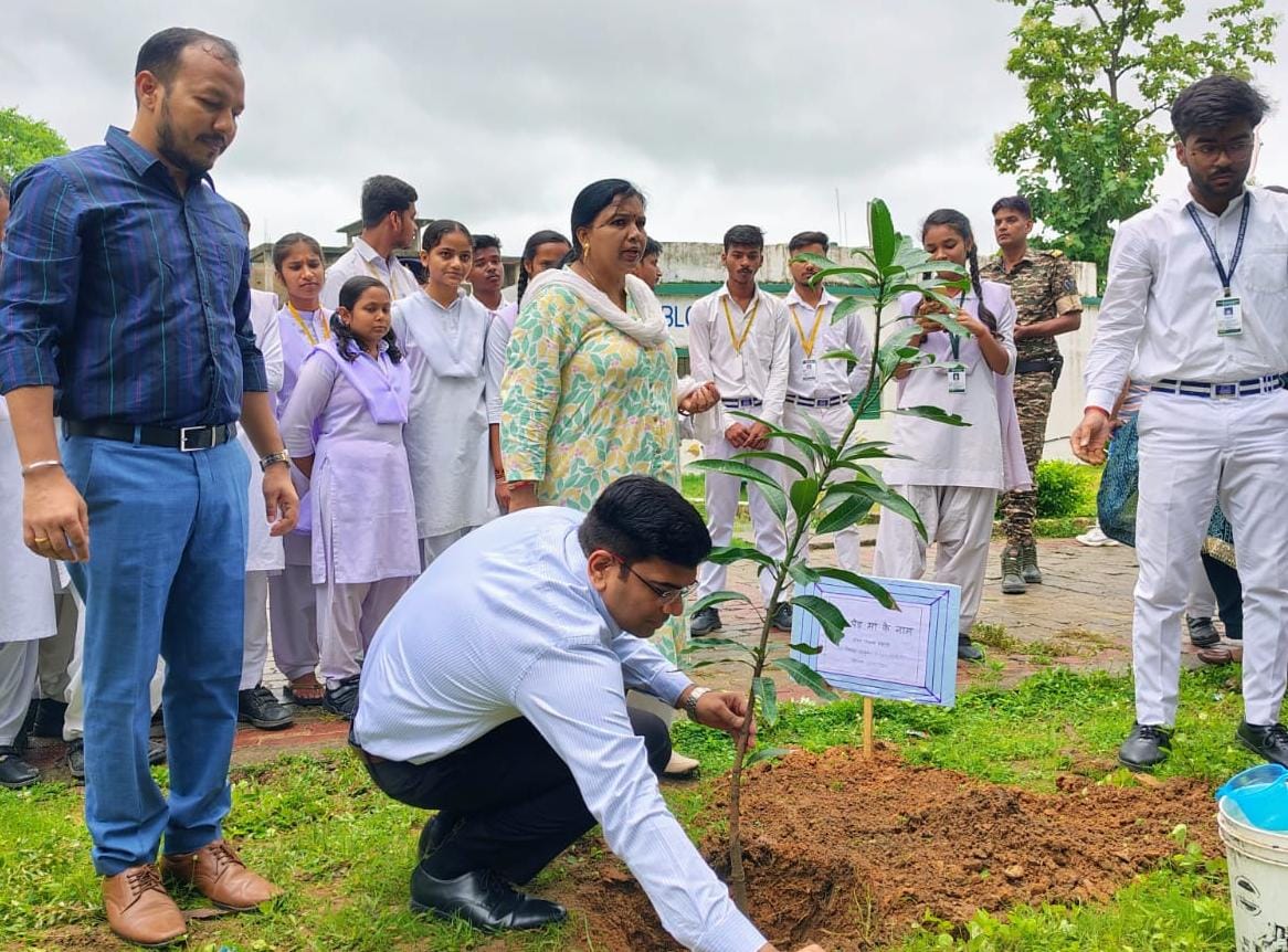 लातेहारः सीएम एक्सीलेंस स्कूल में एक पेड़ मां के नाम अभियान, डीडीसी ने किया पौधरोपण