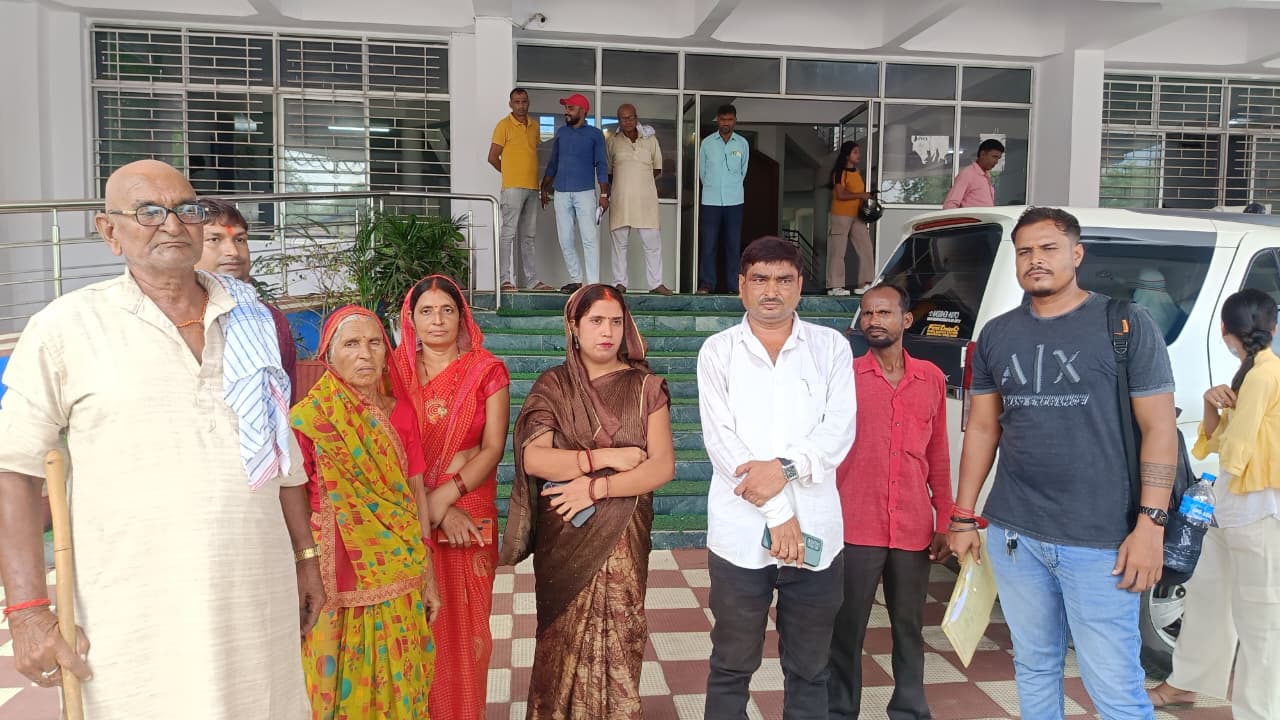 पलामूः डीसी के निर्देश पर सीओ ने परिवार को आत्मदाह से रोका, मिला आश्वासन