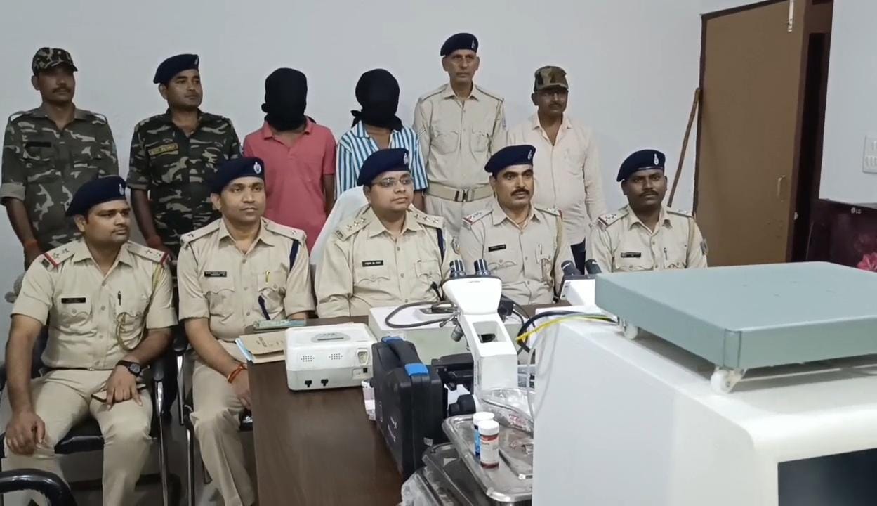 झरिया PHC से 40 लाख के उपकरण चोरी मामले का पुलिस ने किया खुलासा, दो गिरफ्तार