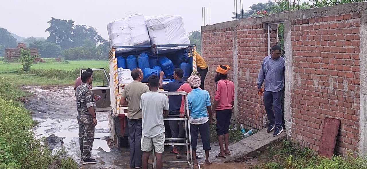 गिरिडीहः निमियाघाट में होटल से 1040 गैलन कच्चा स्प्रिट बरामद, 5 लोग गिरफ्तार