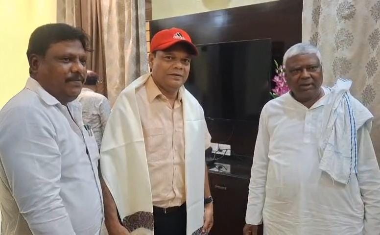 धनबादः मंत्री चमरा लिंडा ने टुंडी में गुरुजी आश्रम व नक्सल प्रभावित  स्कूल का किया निरीक्षण