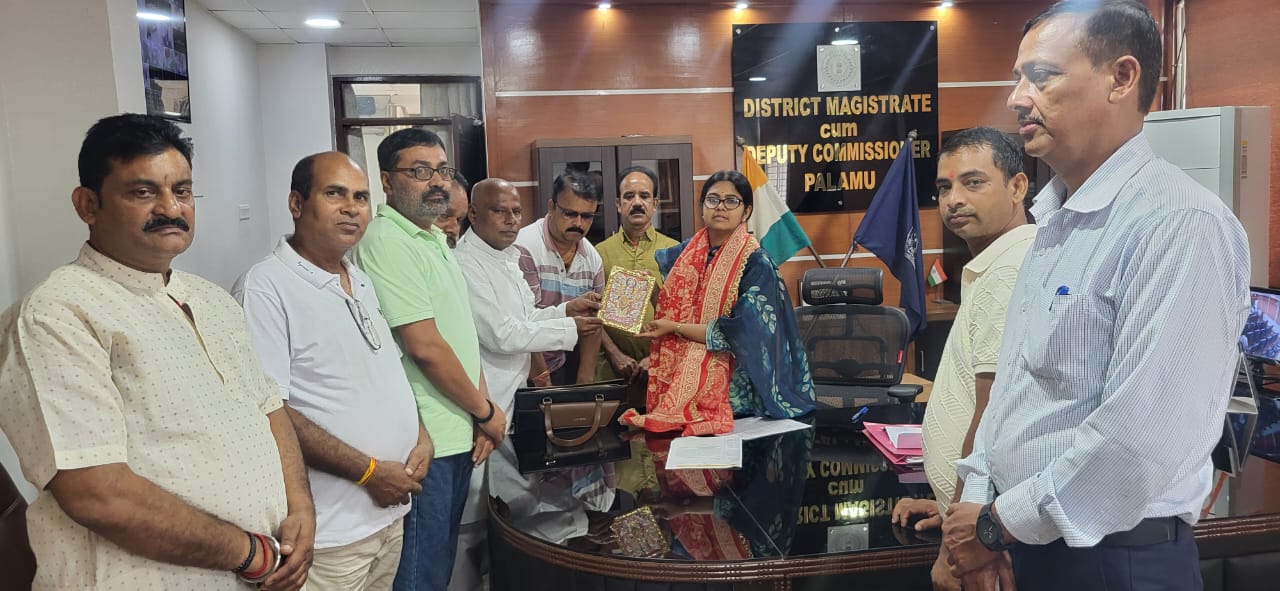 पलामूः दुर्गा पूजा महासमिति के पदाधिकारी डीसी व डीडीसी से मिले