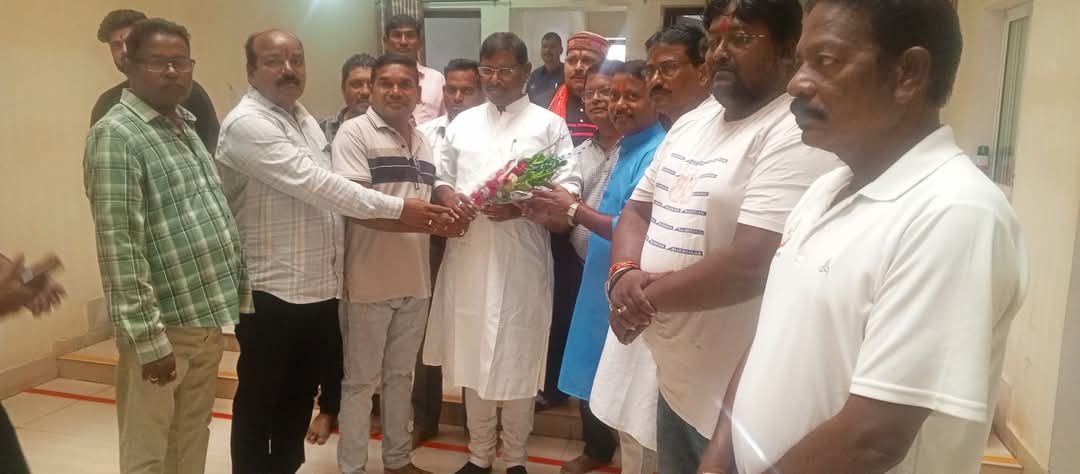 पूर्व सीएम अर्जुन मुंडा चक्रधरपुर पहुंचे, संगठन मजबूती पर जोर
