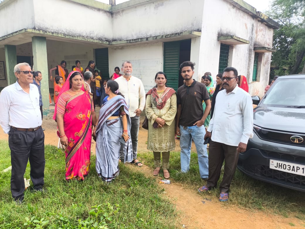 पलामूः गरीब परिवार की मदद को बढ़े हाथ, संस्था ने दिए नए कपड़े