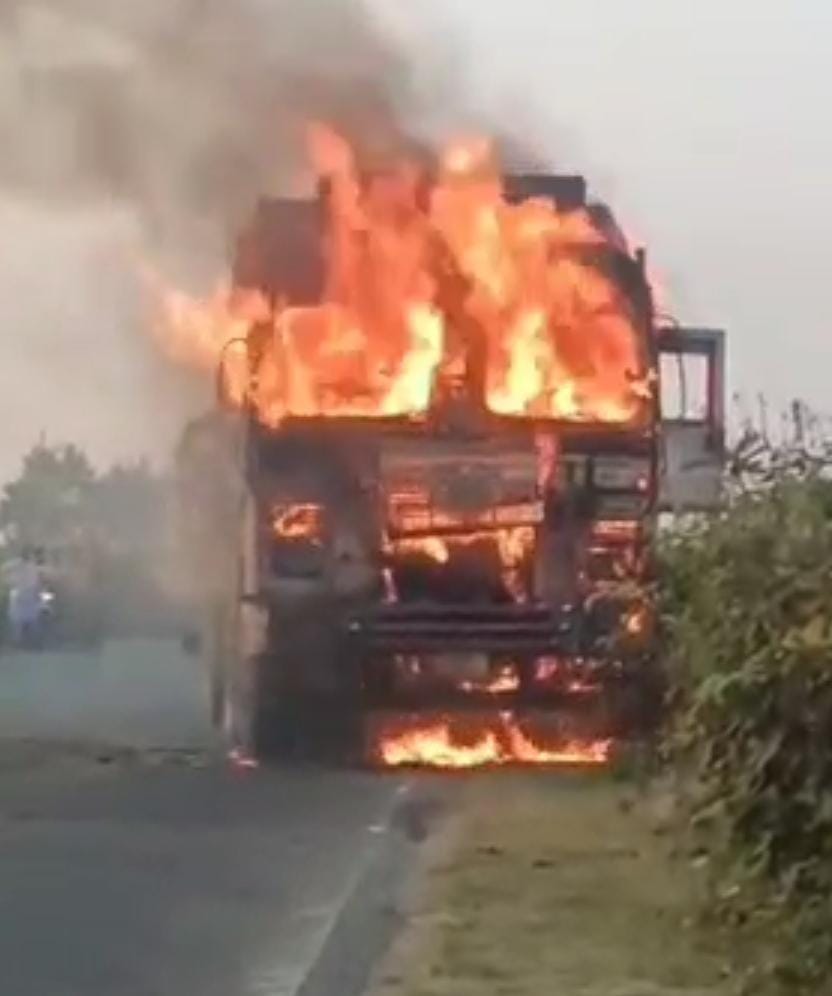 धनबादः कोयला लदा ट्रक बना आग का गोला, चालक की सूझबूझ से बड़ा हादसा टला