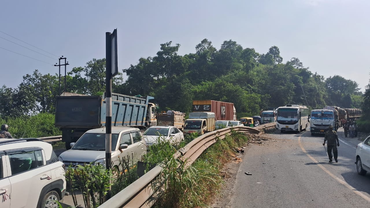 रामगढ़ः चुटूपालू घाटी में ट्रेलर ने बस को मारी टक्कर, 18 यात्री घायल