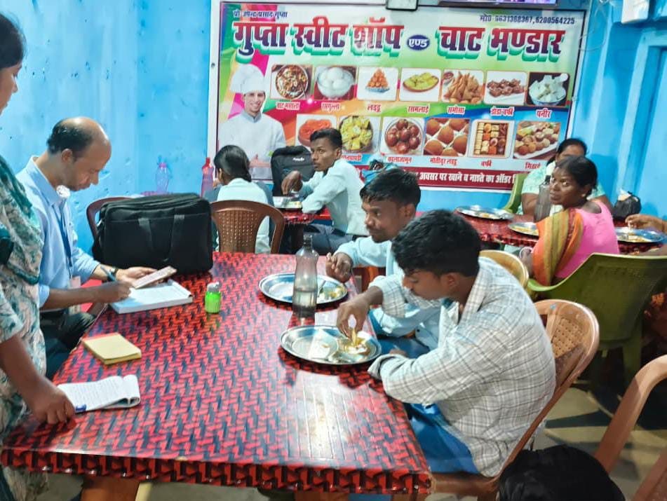 लातेहार : खाद्य सुरक्षा पदाधिकारी ने दुकानों का किया निरीक्षण, 25 पैकेट एक्सपायरी आटा नष्ट