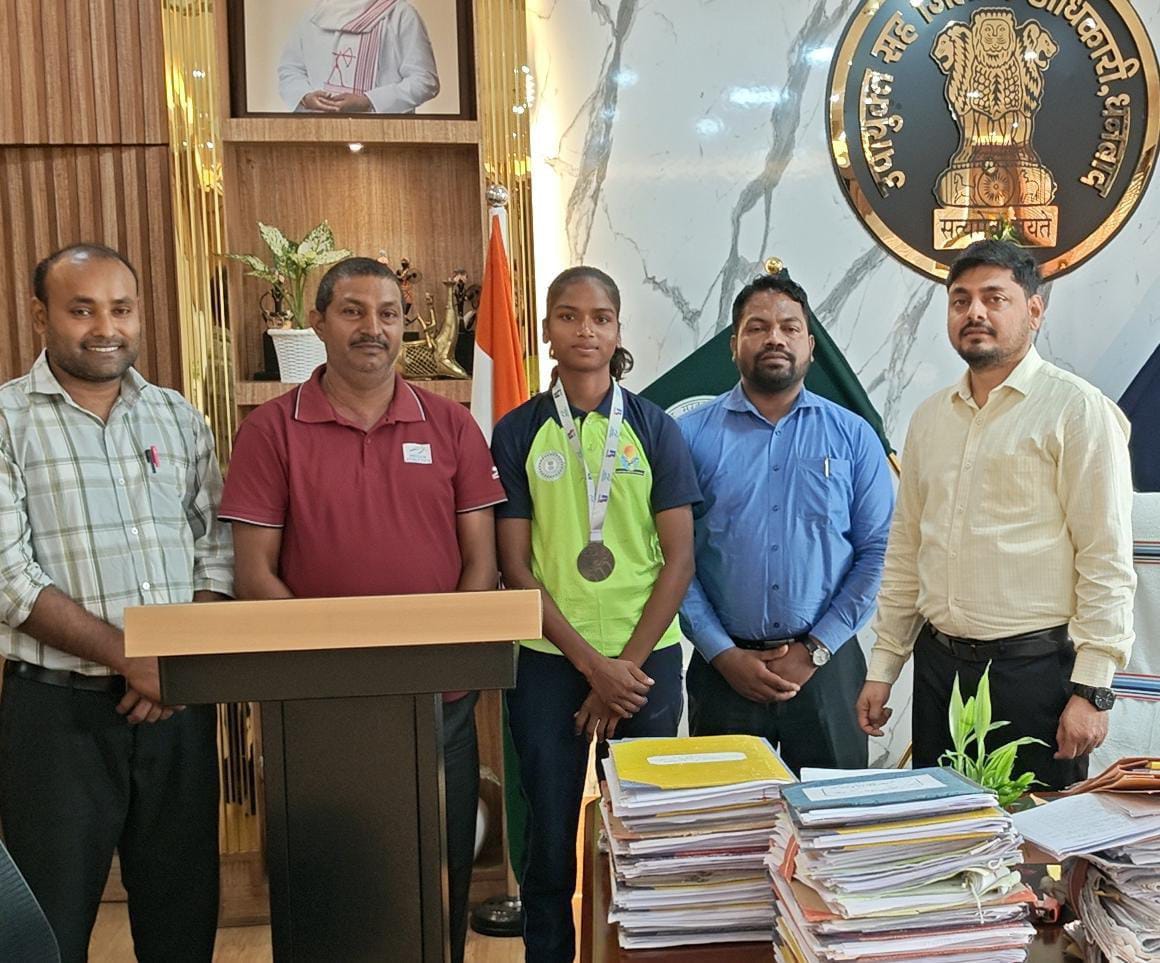 धनबादः नेशनल जूनियर एथलेटिक्स चैंपियनशिप की कांस्य पदक विजेता आशा कुमारी को डीसी ने दी बधाई