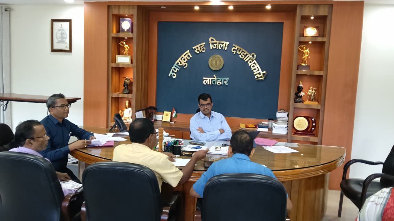 लातेहारः डीसी ने की योजनाओं की समीक्षा, अधिकारियों को दिए निर्देश
