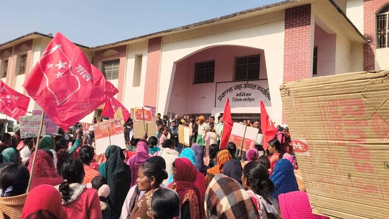 लातेहारः वीबी राम जी कानून के विरोध में सड़क पर उतरे मजदूर