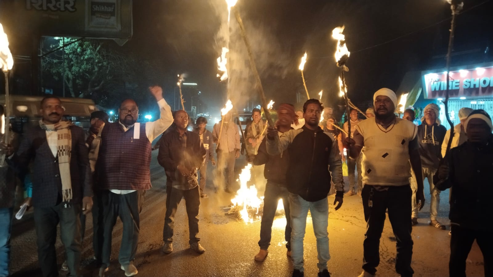 झारखंड बंद की पूर्व संध्या पर चक्रधरपुर में निकला मशाल जुलूस