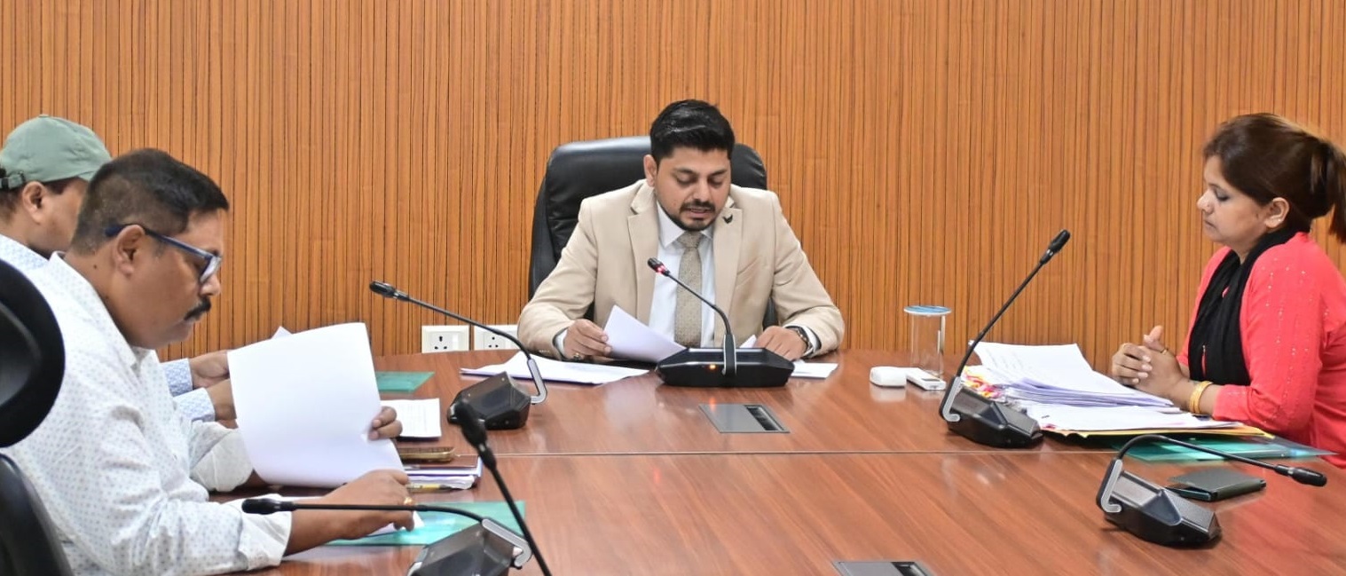 धनबादः डीसी ने की मत्स्य विभाग की योजनाओं की समीक्षा, अधिकारियों को निर्देश