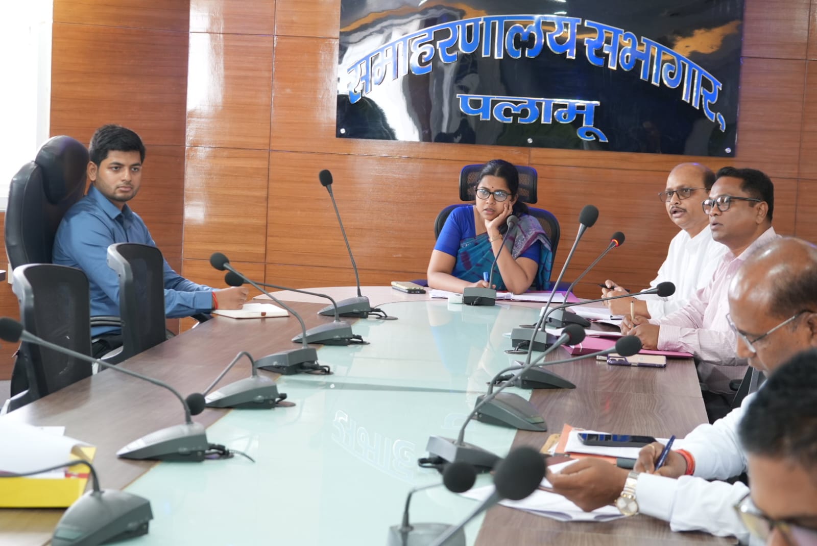 पलामूः डीसी ने की भू-अर्जन की समीक्षा, मुआवजा भुगतान में तेजी लाने का निर्देश