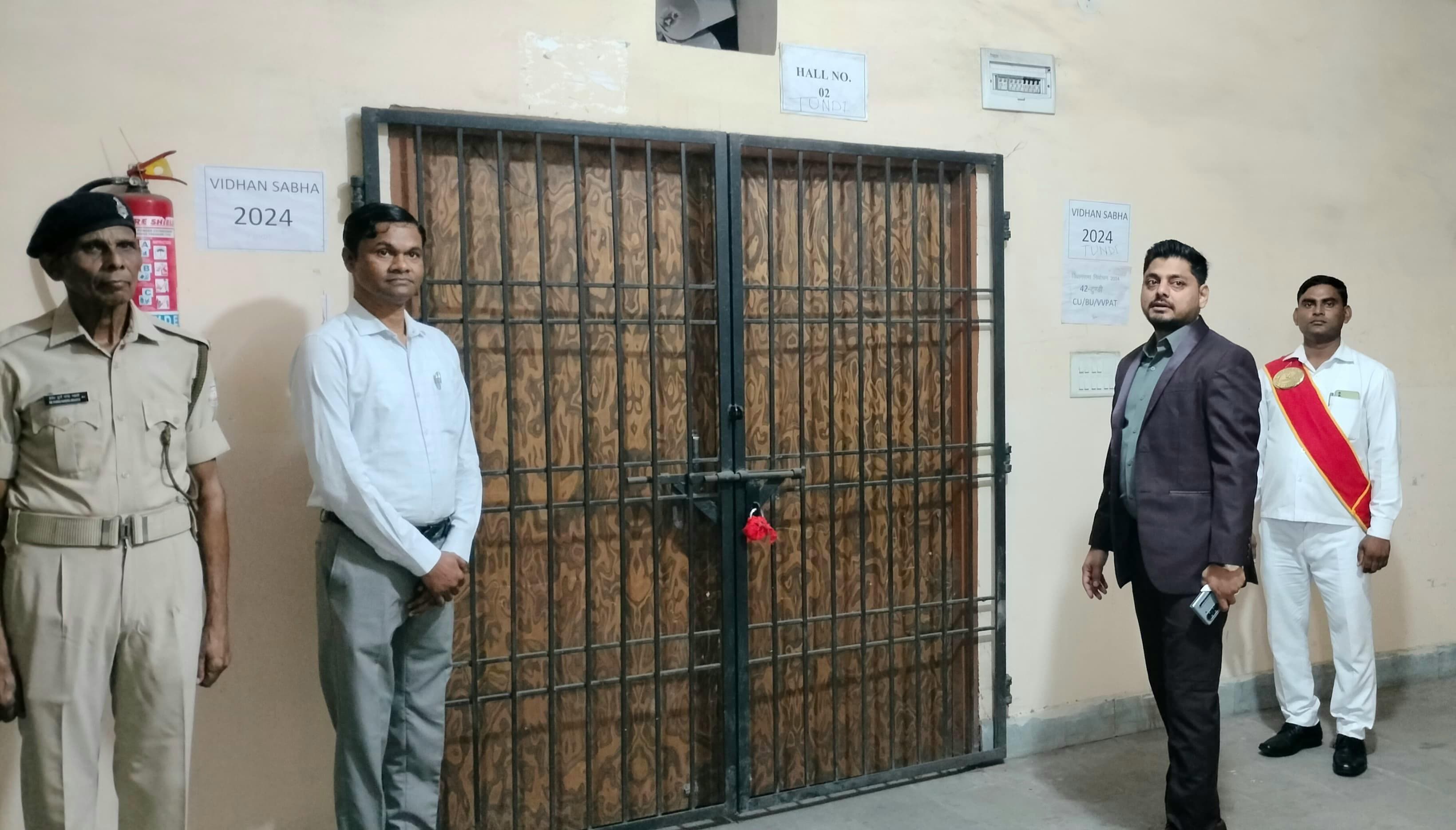 धनबादः डीसी ने ईवीएम वेयरहाउस की सुरक्षा का  लिया जायजा