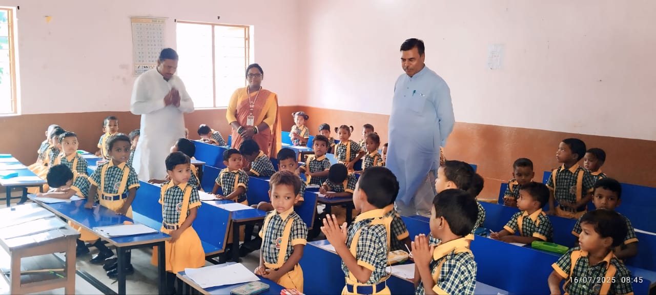 चाईबासाः विद्या विकास समिति के सचिव ने किया एसवीएम चक्रधरपुर का निरीक्षण