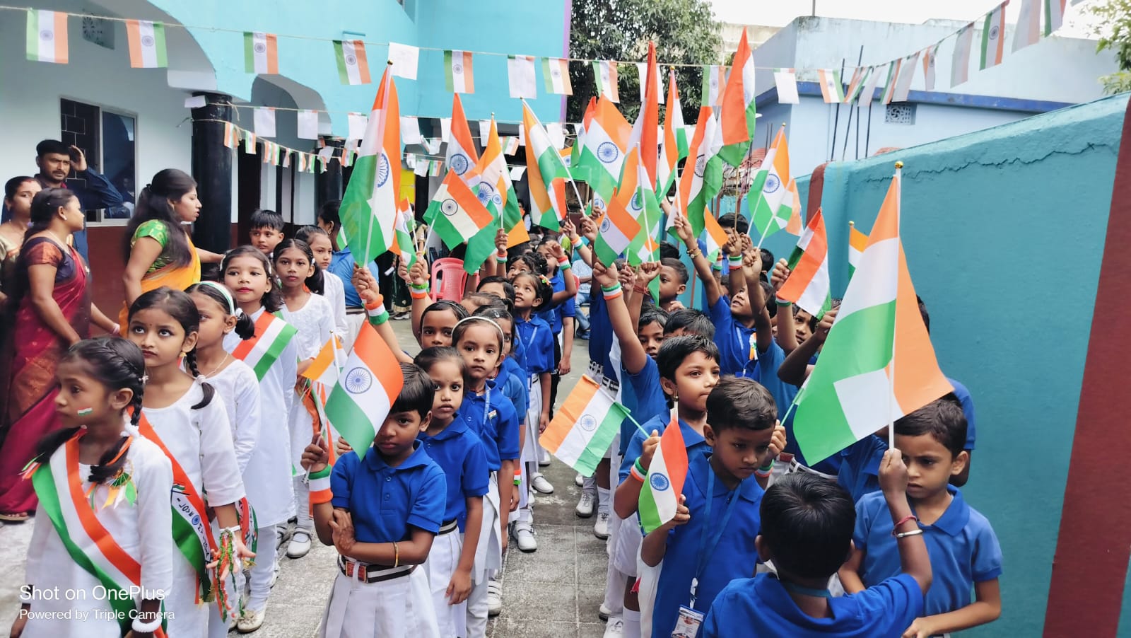 जमशेदपुरः शेफर्ड स्कूल जादूगोड़ा में निदेशक ने फहराया तिरंगा