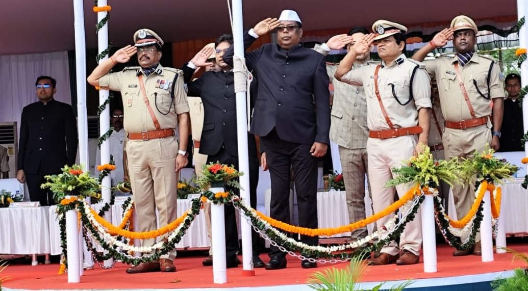 दुमका में आयुक्त लालचंद डाडेल ने फहराया तिरंगा