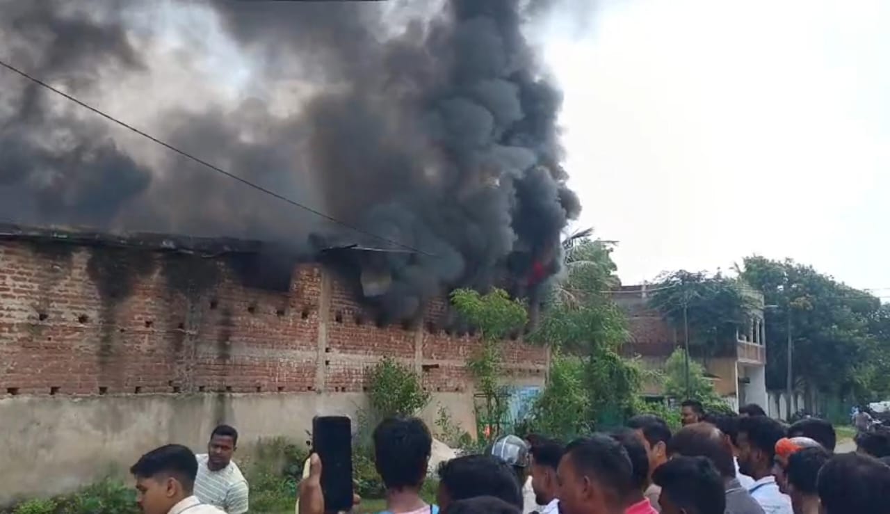 देवघरः फर्नीचर दुकान में लगी आग, लाखों का सामान जलकर राख