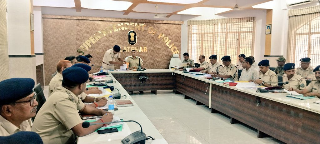 लातेहारः एसपी की क्राइम मीटिंग, लंबित मामलों के निष्पादन में तेजी लाने का निर्देश