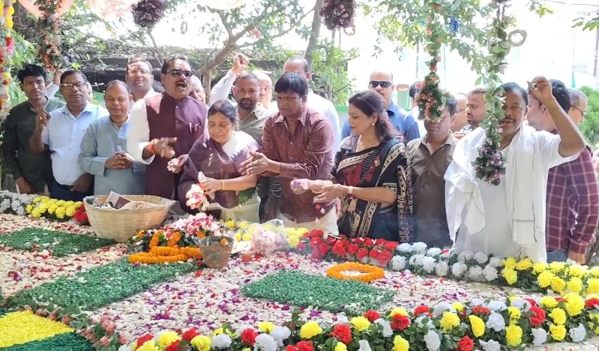 धनबादः मनींद्र मंडल का शहादत दिवस मना, सांसद ढुल्लू महतो व JMM नेताओं ने दी श्रद्धांजलि