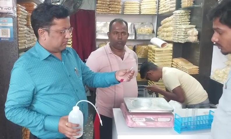 धनबादः खाद्य सुरक्षा टीम की छापेमारी, दो प्रतिष्ठानों से मिलावटी मिठाइयां नष्ट