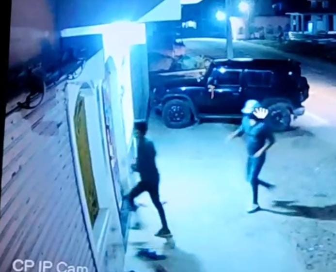 देवघरः मधुपुर के गांव में परिवार को बंधक बना 25 लाख की डकैती