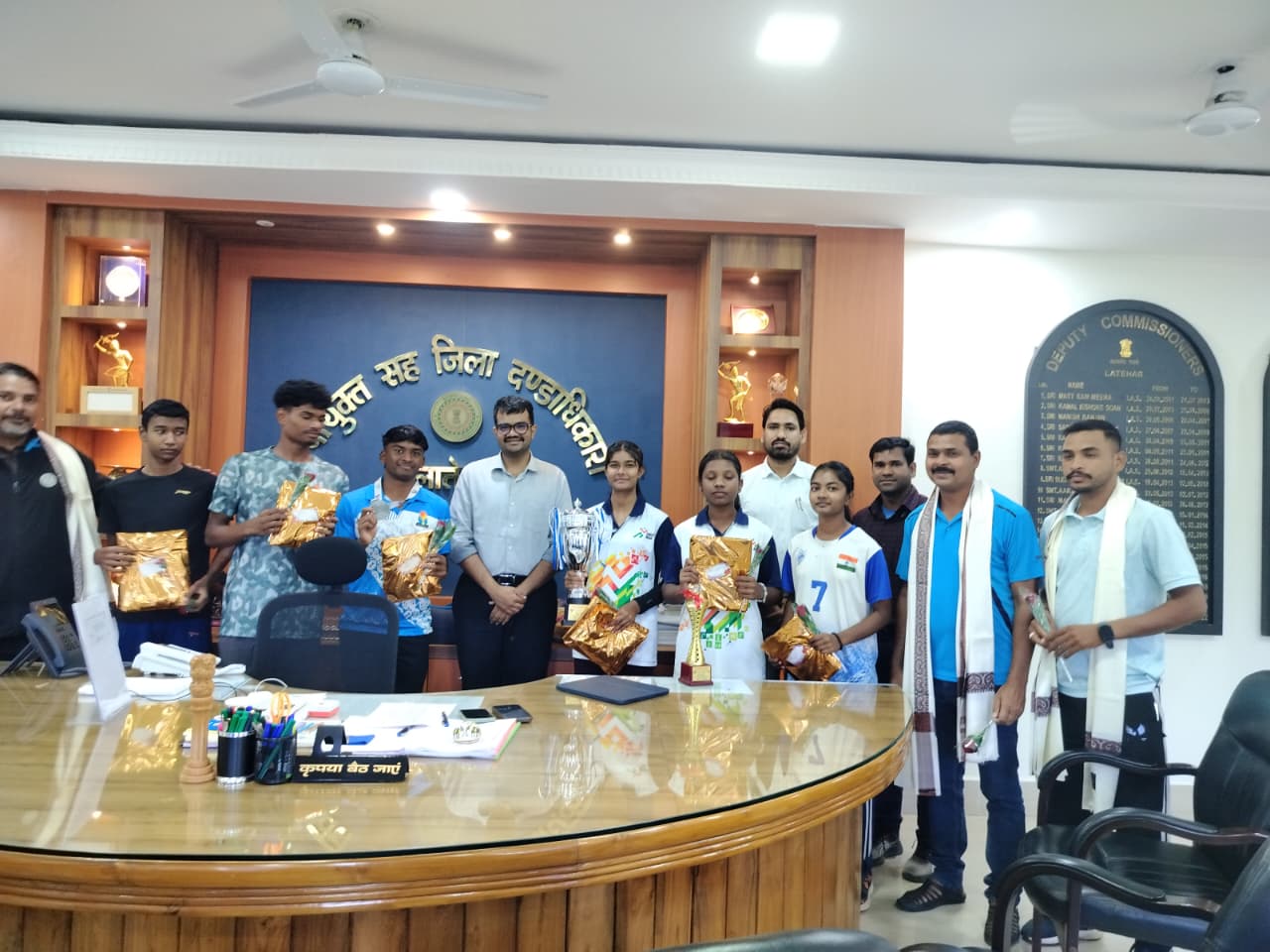 लातेहारः डीसी ने बेहतर प्रदर्शन करने वाले खिलाड़ियों को किया सम्माानित