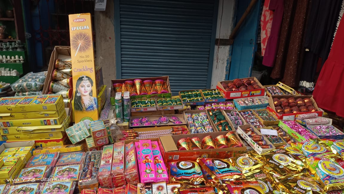 देवघर में नियमों को ताक पर रख बेचे जा रहे पटाखे