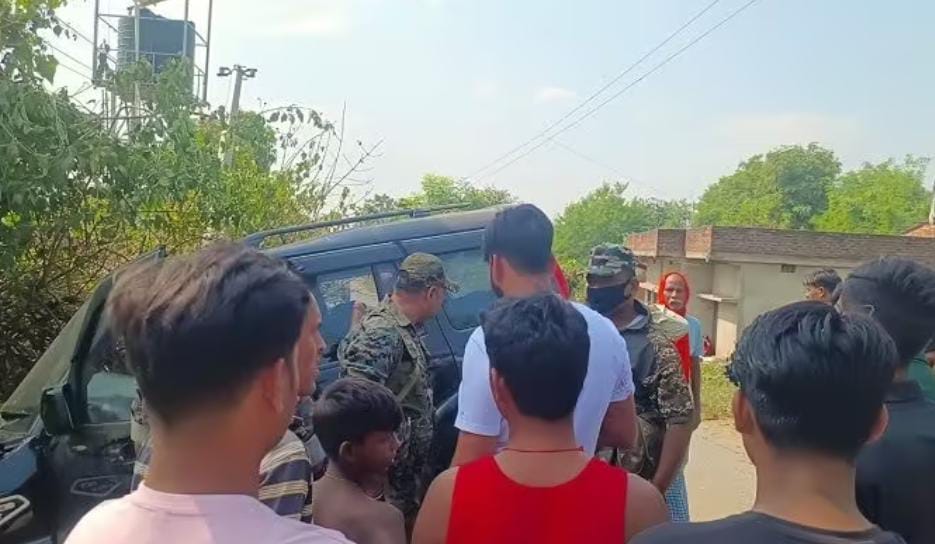 पलामूः चैनपुर में पेड़ से टकराई एसयूवी, रांची निवासी सवार गंभीर रूप से घायल